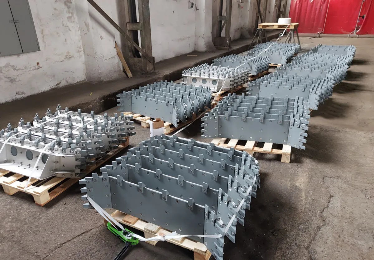 Zgarniacze z połączenia stali nierdzewnej i Hardoxu — produkcja i zabezpieczenie materiałów