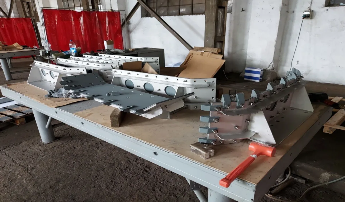 Zgarniacze z połączenia stali nierdzewnej i Hardoxu — produkcja i zabezpieczenie materiałów