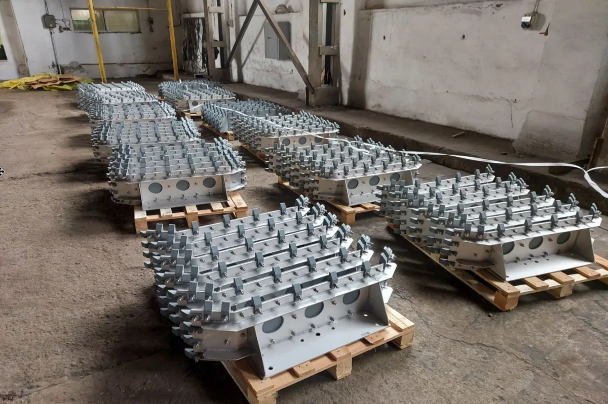 Zgarniacze z połączenia stali nierdzewnej i Hardoxu — produkcja i zabezpieczenie materiałów